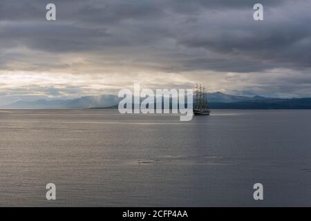 Großes Segelschiff im Beagle Kanal bei Ushuaia, Argentinien Stockfoto