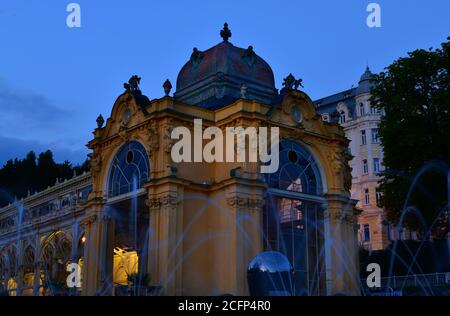 Nahaufnahme des singenden Springbrunnens und der Kolonnade in der Abenddämmerung. Marianske lazne, Tschechische republik Stockfoto