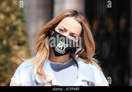 Paris, Frankreich. Mai 2020. Eine Frau mit Maske geht auf der Champs Elysees Avenue in Paris, Frankreich, 15. Mai 2020. Kredit: Gao Jing/Xinhua/Alamy Live Nachrichten Stockfoto