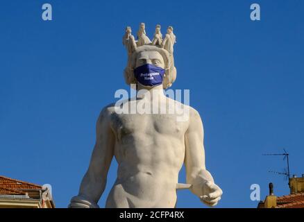 Paris, Frankreich. Mai 2020. Eine Statue mit Maske ist in Nizza, Südfrankreich, 20. Mai 2020 abgebildet. Kredit: Serge Haouzi/Xinhua/Alamy Live Nachrichten Stockfoto