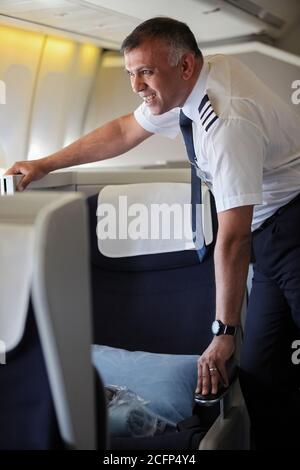 Johannesburg, Südafrika - 08. Mai 2012: British Airways Mid Aged Male Flugkapitän Pilot in einer Flugkabine Stockfoto