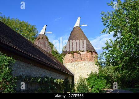 Sehr alte Häuser in Kent, England, südlich von Sevenoaks, im Dorf Underriver bei Kettleshill Farm. Verwendet werden, um Hopfen in Bier producti trocknen Stockfoto