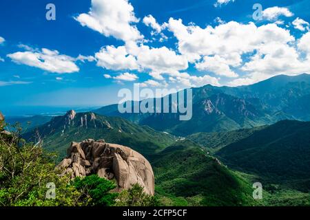 Die schöne und malerische Aussicht vom Ulsan Bawi Rock im Seoraksan Nationalpark in Sokcho, Südkorea. Stockfoto