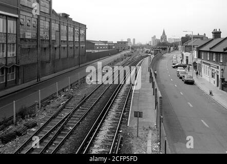 Die jetzt geschlossene Silvertown Station, die auf der North Woolwich Branch der ehemaligen North London Line war. Bis 1990 war die North London Line auf eine einzige Strecke reduziert worden. Die up-Linie wurde als reine Frachtverbindung zu dem, was lokal als Silvertown Tramway bekannt war, beibehalten. Die Straßenbahn folgte der Route der ursprünglichen Nord Woolwich Linie. In seiner Blütezeit strahlte ein Labyrinth von Linien von dieser Route ab, die eine Güterverkehrsader durch das Royal Victoria Dock im Hafen von London und die Thames Wharf-Gegend bildete. Es war mit der Nord-Woolwich-Niederlassung südlich des Bahnhofs Canning Town am Kreuzpunkt Thames Wharf verbunden Stockfoto