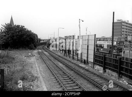 Blick nach Westen von der jetzt geschlossenen Silvertown Station, die sich auf dem North Woolwich Branch der ehemaligen North London Line in Richtung Connaught Tunnel befand. Dieser Tunnel führte die ehemalige North London Line unter den Royal Docks. Stockfoto