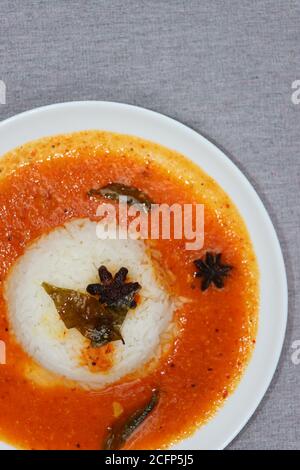 Tomatencurry serviert mit Reis, goa oder westlichen maharashtra Essen, serviert als dal Stockfoto