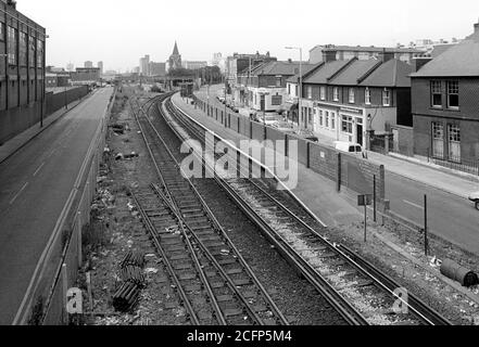 Die jetzt geschlossene Silvertown Station, die auf der North Woolwich Branch der ehemaligen North London Line war. Bis 1990 war die North London Line auf eine einzige Strecke reduziert worden. Die up-Linie wurde als reine Frachtverbindung zu dem, was lokal als Silvertown Tramway bekannt war, beibehalten. Die Straßenbahn folgte der Route der ursprünglichen Nord Woolwich Linie. In seiner Blütezeit strahlte ein Labyrinth von Linien von dieser Route ab, die eine Güterverkehrsader durch das Royal Victoria Dock im Hafen von London und die Thames Wharf-Gegend bildete. Es war mit der Nord-Woolwich-Niederlassung südlich des Bahnhofs Canning Town am Kreuzpunkt Thames Wharf verbunden Stockfoto