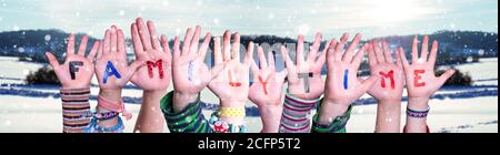 Kinder Hände Gebäude Wort Familytime, Verschneiten Winter Hintergrund Stockfoto