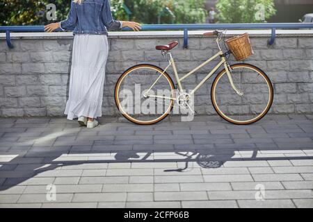 Hübsche Dame in weißem Kleid ruht auf dem Stadtplatz Stockfoto