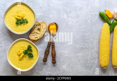 Teller mit traditioneller herbstlich würziger Maissuppe. Vegetarische Küche. Stockfoto