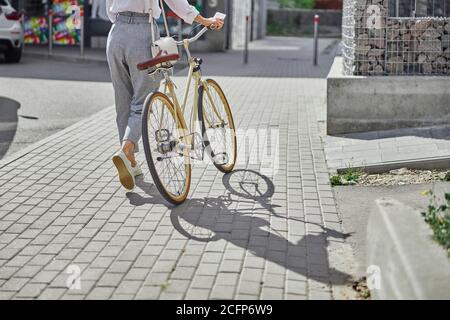 Bild von Frau genießen warmen Herbstwetter während der Reise Der Job Stockfoto