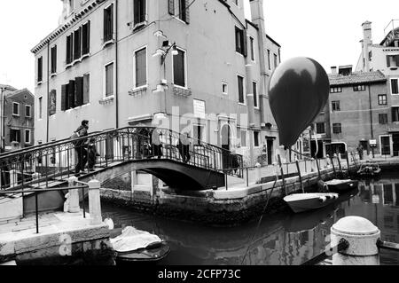 VENEDIG, ITALIEN - 14. FEBRUAR 2015: Ballon verloren bei der Karnevalsparty an der Kanalgeländer befestigt. Der Karneval in Venedig ist ein jährliches Ereignis. Stockfoto