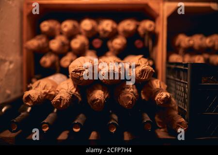 Lagerung teurer Weinsorten im Keller Stockfoto