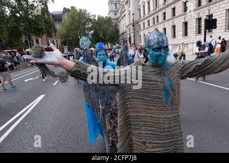 Extinction Rebellion-Aktivisten treten am 6. September 2020 beim Marine Rebellion march in London, Großbritannien, auf. Meeresaufstand, Meereslebewesen, Tieraufstand und Aussterben die Meereslebewesen haben sich zusammengetan, um die Artenvielfalt in unseren Meeren zu feiern und um die Zerstörung der Ozeane und der Meereslebewesen durch den Klimawandel und menschliche Einmischung zu trauern, Und den Verlust von Menschenleben, Häusern und Lebensgrundlagen durch den steigenden Meeresspiegel. Extinction Rebellion ist eine 2018 gestartete Gruppe zum Klimawandel, die eine große Gruppe von Menschen gewonnen hat, die sich friedlichen Protesten verschrieben haben. Diese prote Stockfoto