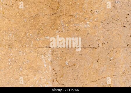 Alte verwitterte beige Wandfliese mit Rissen in hoher Auflösung Nahaufnahme Stockfoto