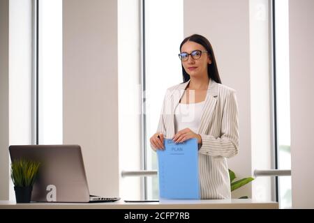 Porträt einer jungen erfolgreichen Geschäftsfrau im Büro. Stockfoto