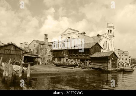 Gondelbau- und -Reparaturwerkstatt. Der Alltag in Venedig, Italien. Sepia historisches Foto. Stockfoto