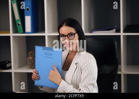 Porträt einer jungen erfolgreichen Geschäftsfrau im Büro. Stockfoto