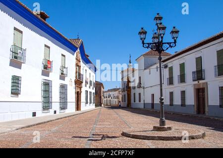 Almagro, Ciudad Real (Spanien). 2020., september. Santo Domingo Platz (Plaza de Santo Domingo) mit alten und historischen Palästen im Dorf Almagro, Stockfoto