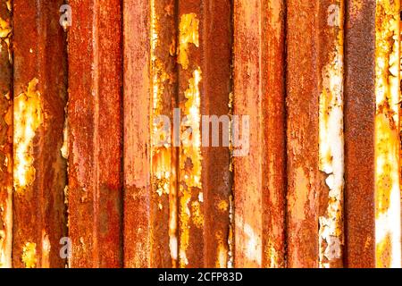 Altes rostiger Zaun aus korrodiertem verzinktem Material. Helle abstrakte Textur Stockfoto