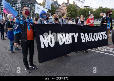 Extinction Rebellion Aktivisten beim marsch der Marine Rebellion am 6. September 2020 in London, Großbritannien. Meeresaufstand, Meereslebewesen, Tieraufstand und Aussterben die Meereslebewesen haben sich zusammengetan, um die Artenvielfalt in unseren Meeren zu feiern und um die Zerstörung der Ozeane und der Meereslebewesen durch den Klimawandel und menschliche Einmischung zu trauern, Und den Verlust von Menschenleben, Häusern und Lebensgrundlagen durch den steigenden Meeresspiegel. Extinction Rebellion ist eine 2018 gestartete Gruppe zum Klimawandel, die eine große Gruppe von Menschen gewonnen hat, die sich friedlichen Protesten verschrieben haben. Diese Proteste sind es Stockfoto