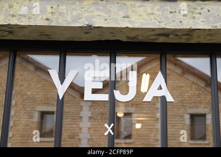 Bordeaux , Aquitaine / Frankreich - 09 01 2020 : veja Logo Schild vor dem Geschäft von Sneakers direkt Hersteller Hersteller Shop Stockfoto