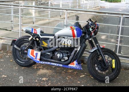 Bordeaux , Aquitaine / Frankreich - 09 01 2020 : Honda VT 750 Shadow Race Track Edition persönliches Konzept Custom Motorrad in hrc Racing Farbe auf Cafe rac Stockfoto