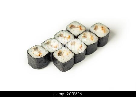 Sushi-Rolle mit Aal auf einem weißen Teller, klassisches japanisches Sushi. Traditionelles japanisches Essen mit Maki. Leckere Sushi-Stücke. Für das Restaurant-Menü. Copyspace. Stockfoto