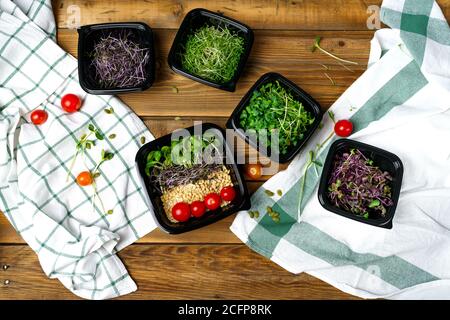 Foto von grünem Salat mit Sprossen von Rettich, Bohne, Rotkohl Stockfoto