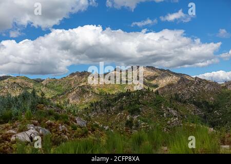 Blick auf die Berge mit Feldern und Granitfelsen, auf Caramulo Bergen, in Portugal Stockfoto