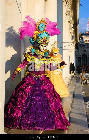 VENEDIG, ITALIEN - 16. FEBRUAR 2015: Zwei Masken auf dem Markusplatz während des traditionellen Karnevals. Karneval ist jährliche Veranstaltung, die am Faschingsdienstag endet. Stockfoto
