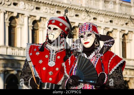 VENEDIG, ITALIEN - 16. FEBRUAR 2015:zwei mongolische Masken auf dem Markusplatz während des traditionellen Karnevals. Der Karneval ist ein jährliches Ereignis, das am Faschingsdienstag endet Stockfoto