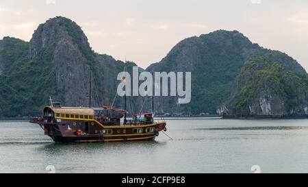 CAT Ba, Vietnam - November 19, 2019 : Funk Boot Kreuzfahrt in Lan Ha Bay in der Nähe von Ha Long Bay mit Karst Kalkstein Berge im Hintergrund. Stockfoto