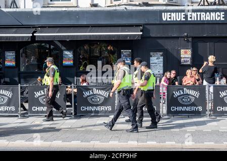 Das Sicherheitsteam der Gemeinschaft patrouilliert bei der Marine Parade am Meer in Southend on Sea, Essex, Großbritannien, an einem Pub am Meer vorbei, wo bei gutem Wetter draußen Trinker vorbeikommen Stockfoto