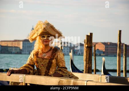 VENEDIG, ITALIEN - 16. FEBRUAR 2015: Maske auf dem Markusplatz (mit Blick auf die Insel San Giorgio Maggiore) während des Karnevals. Der Karneval im Ehrw Stockfoto