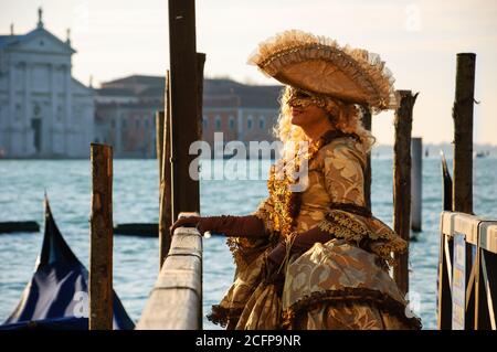 VENEDIG, ITALIEN - 16. FEBRUAR 2015: Maske auf dem Markusplatz (mit Blick auf die Insel San Giorgio Maggiore) während des Karnevals. Der Karneval im Ehrw Stockfoto