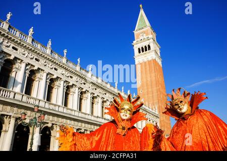 VENEDIG, ITALIEN - 16. FEBRUAR 2015:zwei Masken auf dem Markusplatz während des traditionellen Karnevals. Der Karneval in Venedig ist jährliche Veranstaltung, die e Stockfoto