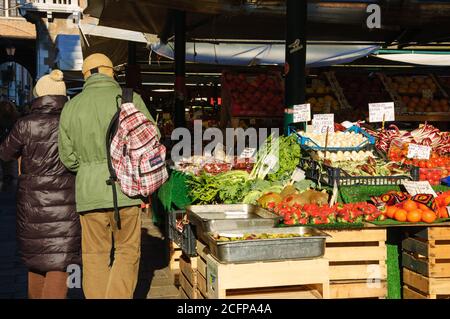 VENEDIG, ITALIEN - 16. FEBRUAR 2015: Touristen besuchen den Rialto Markt. Stockfoto