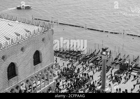 Dogenpalast (Palazzo Ducale) und Touristenmassen auf dem Markusplatz während des Karnevals in Venedig (Italien). Ein Blick von oben. Gealtertes Foto. B Stockfoto