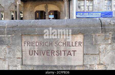 Jena, Deutschland. September 2020. Die Friedrich-Schiller-Universität befindet sich am Eingang des Hauptgebäudes am Tag der Grundsteinlegung für den neuen Universitätscampus auf dem Inselplatz. Für rund 190 Millionen Euro entsteht für die Friedrich-Schiller-Universität (FSU) ein neuer Universitätscampus. Der offizielle Baubeginn am Inselplatz, unweit des Universitätshauptgebäudes, erfolgte im März. Die ersten Gebäude sollen bis 2023 fertiggestellt werden. Quelle: Martin Schutt/dpa-Zentralbild/dpa/Alamy Live News Stockfoto