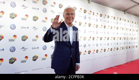 Dortmund, Deutschland. April 2019. Franz Beckenbauer wird am 09/11/2020 75 Jahre alt. Franz BECKENBAUER, Winken Quelle: dpa/Alamy Live News Stockfoto