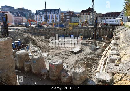 Jena, Deutschland. September 2020. Am Tag der Grundsteinlegung für den neuen Universitätscampus am Inselplatz laufen die Bauarbeiten auf Hochtouren. Die Friedrich-Schiller-Universität (FSU) baut für rund 190 Millionen Euro einen neuen Universitätscampus. Der offizielle Baubeginn am Inselplatz, unweit des Universitätshauptgebäudes, erfolgte im März. Die ersten Gebäude sollen bis 2023 fertiggestellt werden. Quelle: Martin Schutt/dpa-Zentralbild/dpa/Alamy Live News Stockfoto