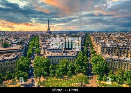 Paris, Frankreich - Stadtbild mit Eiffelturm im Licht des Sonnenuntergangs Stockfoto