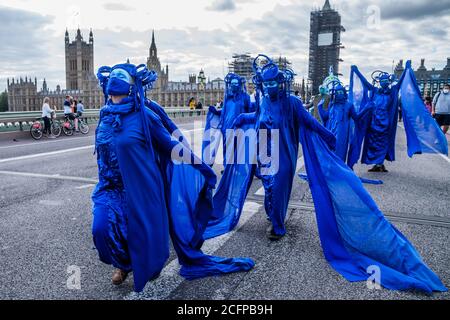 London, Großbritannien. September 2020. Der Aussterbungsaufstand Marsch Des Aussterbens Der Meere. Sie zielten darauf ab, "wie die Flut zu steigen", um Schutz für unsere Ozeane und die globalen Auswirkungen des steigenden Meeresspiegels zu fordern. Ein kreativer, sozial distanzierter trauermarsch mit Ocean Rebellion, Animal Rebellion und Sea Life Extinction. Die Lockerung des Coronavirus-Ausbruchs (Covid 19) in London dauert an. Kredit: Guy Bell/Alamy Live Nachrichten Stockfoto