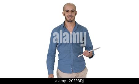 Arab Presenter zu Fuß mit digitalen Tablet Wischen Seiten auf weißem Hintergrund. Stockfoto