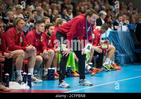 Norwegens Cheftrainer Christian Berge beim Männer-Handballspiel zwischen Norwegen und Island beim Golden League Turnier in Oslo am Rande zu sehen (Gonzales Photo/Jan-Erik Eriksen). Oslo, den 05. November 2015. Stockfoto