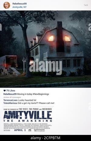 Amityville: The Awakening (2017) unter der Regie von Franck Halfoun mit Jennifer Jason Leigh, Bella Thorne, McKenna Grace und Cameron Monaghan. Eine alleinerziehende Mutter und ihre Kinder ziehen in dieses berüchtigte Haus. Stockfoto