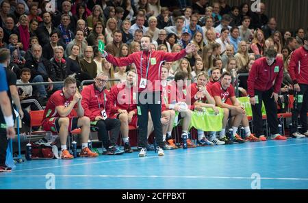 Norwegens Cheftrainer Christian Berge beim Männer-Handballspiel zwischen Norwegen und Island beim Golden League Turnier in Oslo am Rande zu sehen (Gonzales Photo/Jan-Erik Eriksen). Oslo, den 05. November 2015. Stockfoto