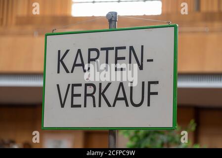 Magdeburg, Deutschland. September 2020. Es gibt ein Schild für den Ticketverkauf. Es gehört zum Inventar der Stadthalle, die komplett verkauft wird. Danach wird das Gebäude renoviert. Kosten: Rund 70 Millionen Euro. Das Gebäude wurde zwischen 1926 und 1927 anlässlich der Deutschen Theaterausstellung im Stil des Neuen Bauens errichtet. Die Architekten waren Johannes Göderitz und Wilhelm Deffke. Quelle: Stephan Schulz/dpa-Zentralbild/ZB/dpa/Alamy Live News Stockfoto