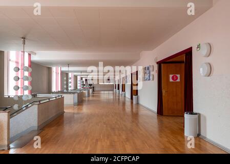 Magdeburg, Deutschland. September 2020. Blick in den Vorraum zur Stadthalle. Das Gebäude soll innerhalb von drei Jahren renoviert werden. Kosten: Rund 70 Millionen Euro. Das Gebäude wurde zwischen 1926 und 1927 anlässlich der Deutschen Theaterausstellung im Stil des Neuen Bauens errichtet. Die Architekten waren Johannes Göderitz und Wilhelm Deffke. Quelle: Stephan Schulz/dpa-Zentralbild/ZB/dpa/Alamy Live News Stockfoto